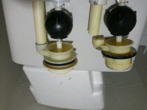 オーバーフロー管交換作業中