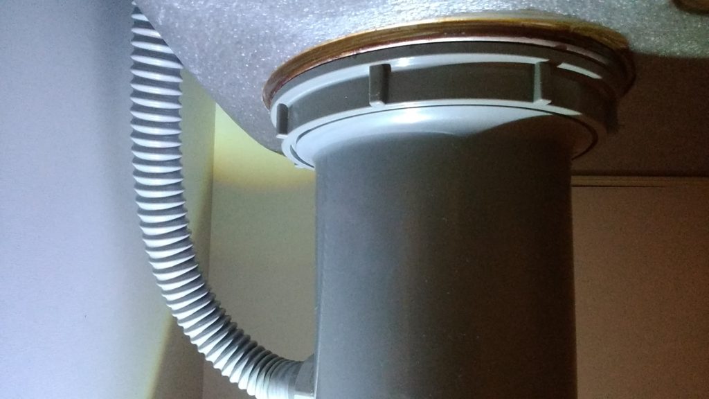 キッチン収納内の排水栓