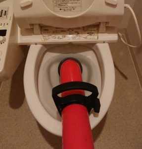 トイレつまり圧力ポンプ作業