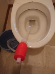 便器の水の汲み出し作業