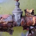 錆びている給水管の画像