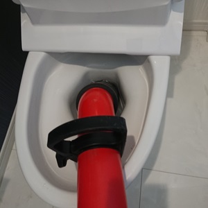 トイレットペーパー・排泄物が原因のトイレつまりの修理方法