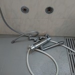 交換中の浴室混合水栓