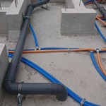 家屋建造中の排水管