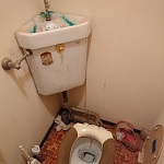 水漏れしているトイレの画像
