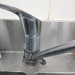水漏れしている台所混合水栓の画像
