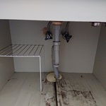 水漏れが原因で腐食している洗面台キャビネット
