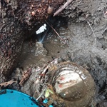 水道メーター近くの水道管から水漏れ