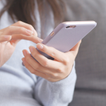 水道修理業者に電話しようとしている女性