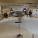 洗面台水栓新しいスピンドルを取り付けた場面