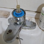 洗面台蛇口のカートリッジが見える状態の画像