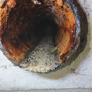 錆びついている水道管内部の画像